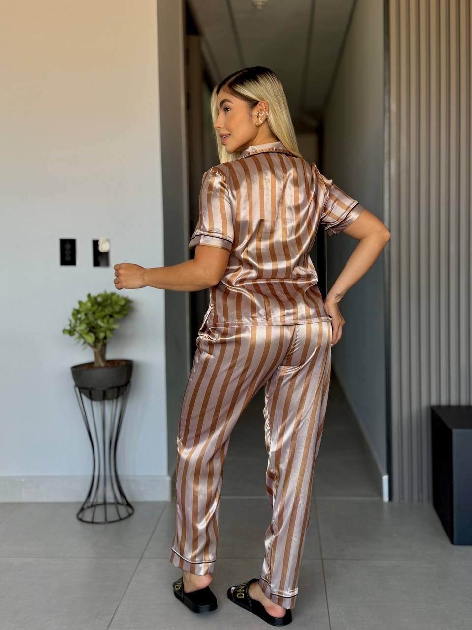PANTALON Y CAMISA SOFISTICADA - RAYAS DORADAS